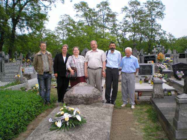 Delegacja nad grobem Wojciecha Piechowskiego